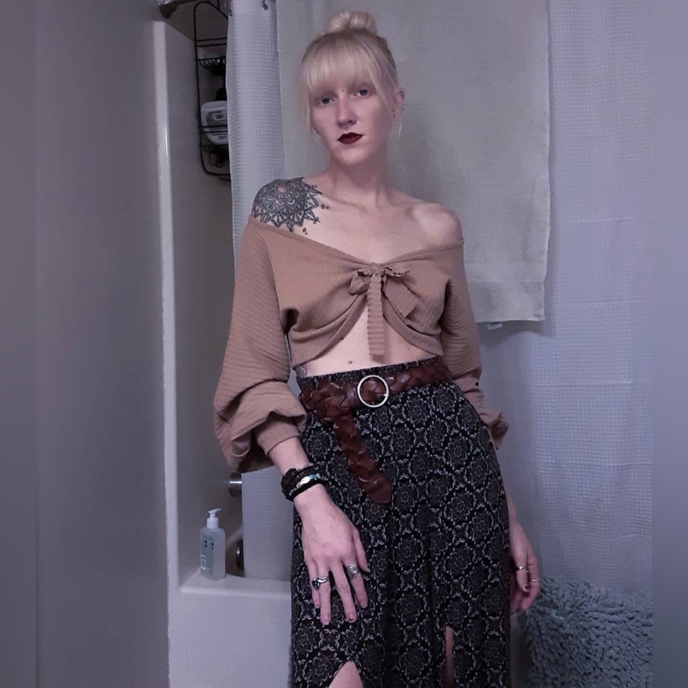 Cropped Balloon Sleeve Top: Size Small